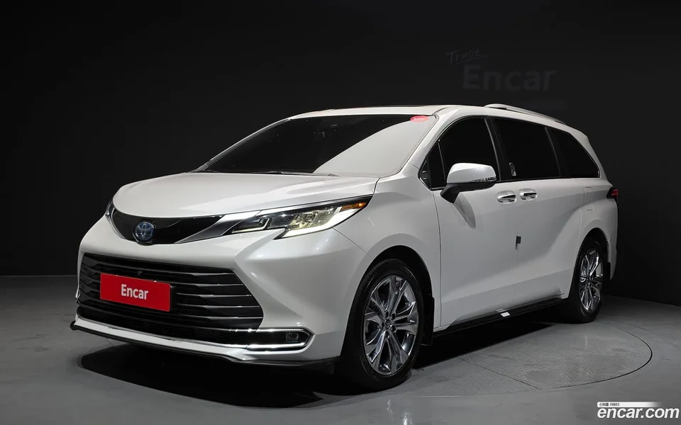 Toyota Sienna 2.5 2WD 2023 — photo 1, buy with delivery to Moscow