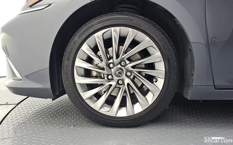 Lexus ES 300h 2023 — thumbnail 5