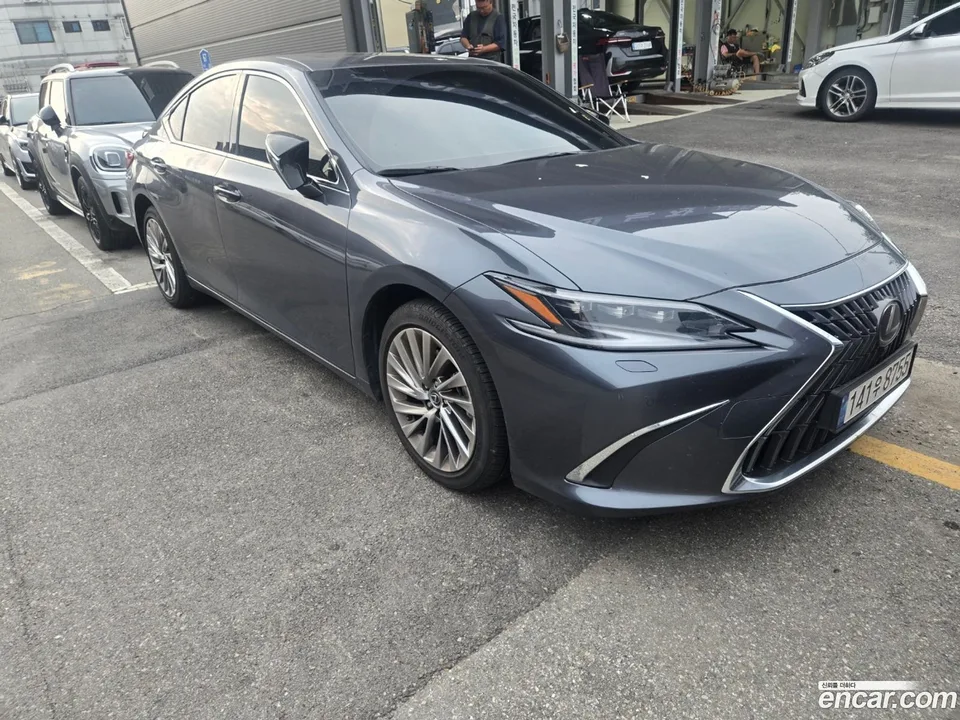 Lexus ES 300h 2024 — thumbnail 3