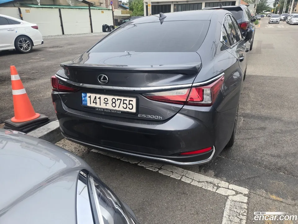Lexus ES 300h 2024 — thumbnail 4