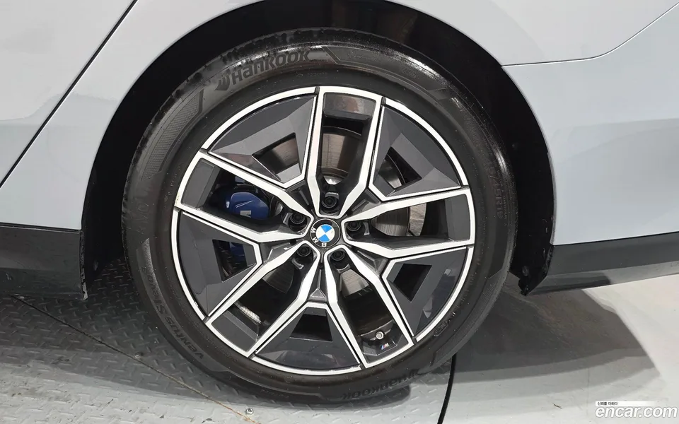 BMW 5 Series 523d M 2025 — thumbnail 2