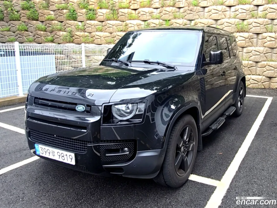 Land Rover Defender 110 D300 HSE 2022 — photo 1, buy with delivery to Moscow