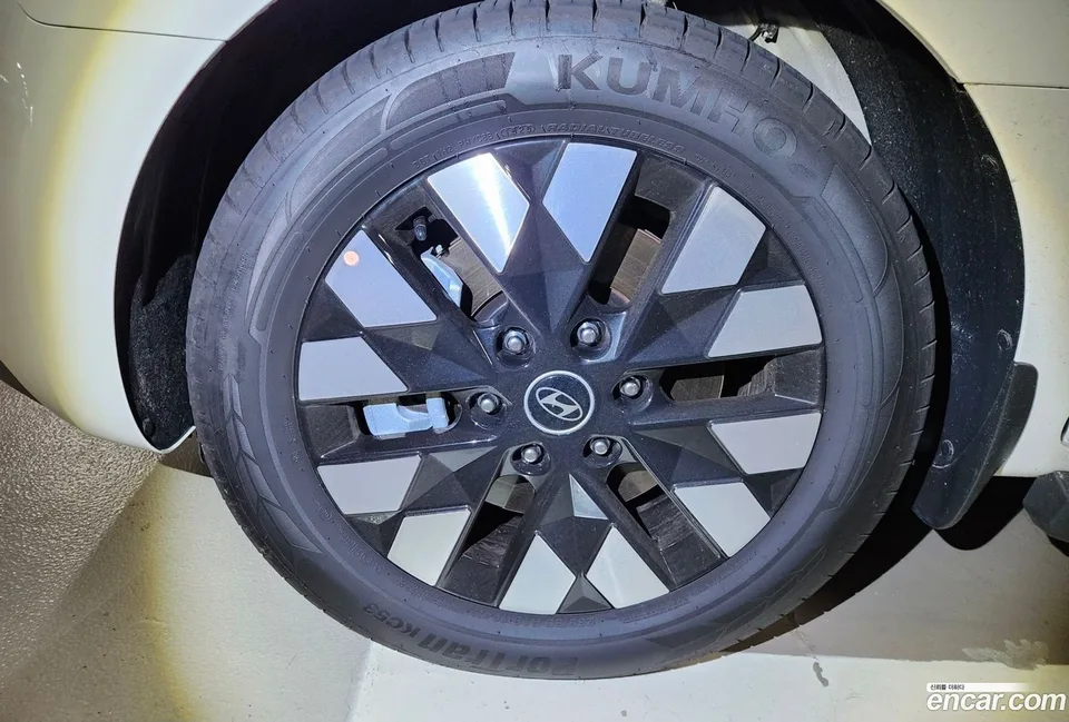 Hyundai Staria 4WD 7 2025 — thumbnail 5