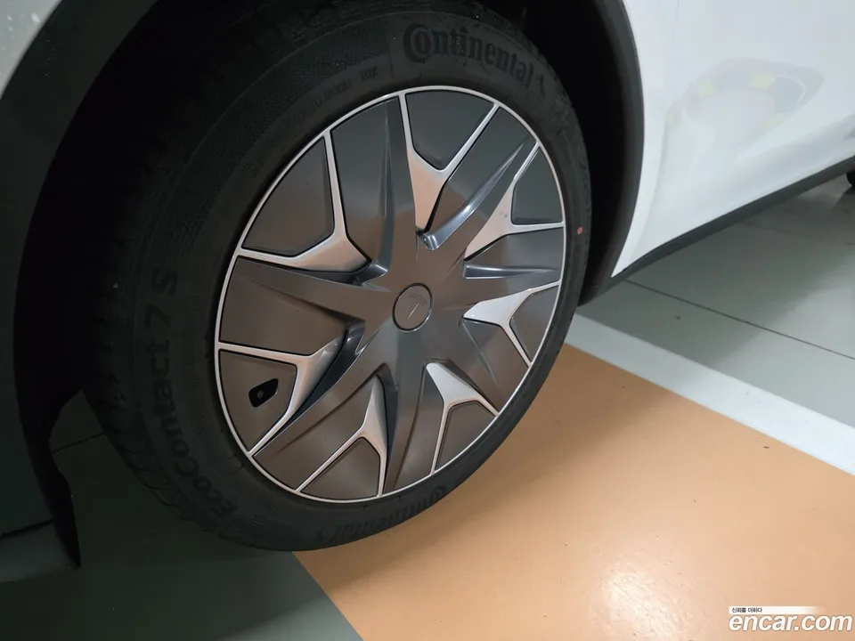 Tesla Model Y L AWD 2026 — thumbnail 2