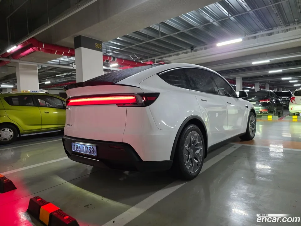 Tesla Model Y L AWD 2026 — thumbnail 4