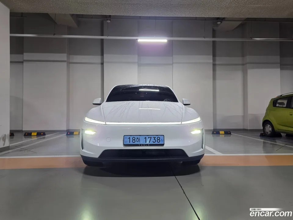 Tesla Model Y L AWD 2026 — photo 1, buy with delivery to Moscow