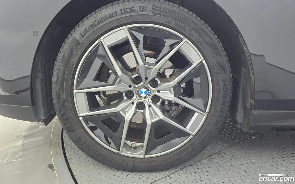 BMW 5 Series 520i 2023 — thumbnail 2