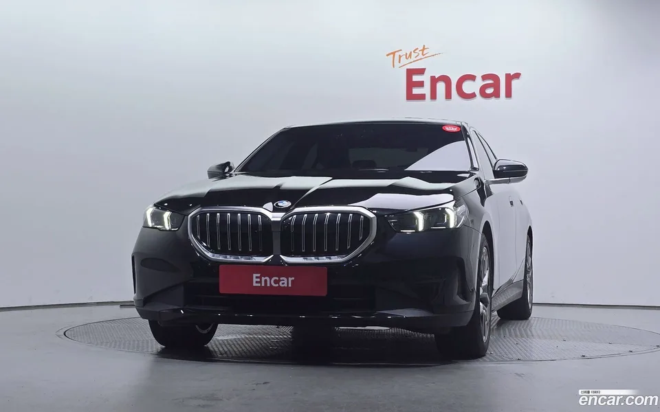 BMW 5 Series 520i 2023 — thumbnail 3