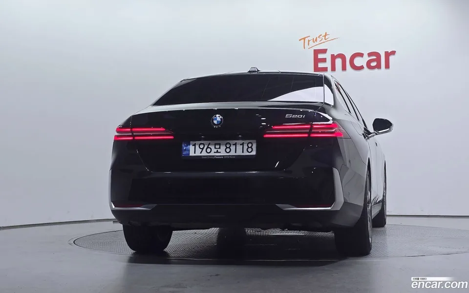 BMW 5 Series 520i 2023 — thumbnail 4