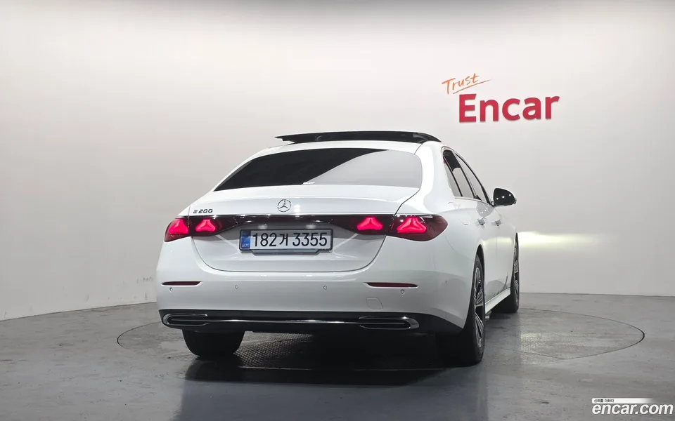 Mercedes-Benz E-Class E200 2025 — thumbnail 4