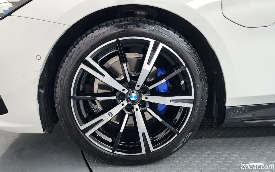 BMW 5 Series 530e M 2025 — thumbnail 2