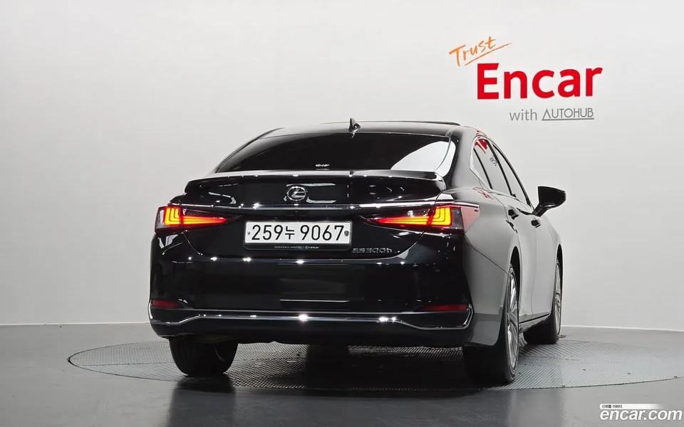 Lexus ES 300h 2023 — thumbnail 4