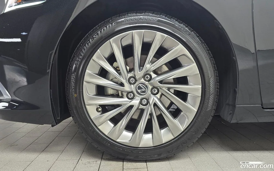 Lexus ES 300h 2023 — thumbnail 5