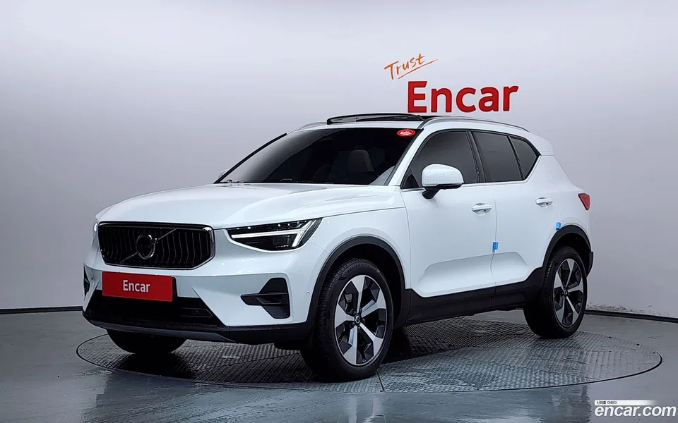 Volvo XC40 B4 2025 — photo 1, buy with delivery to Moscow