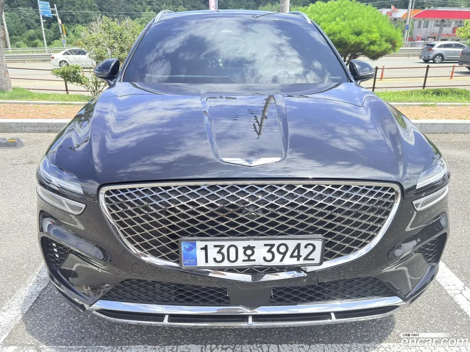 Genesis GV70 2.5T 2WD 2023 — photo 1, buy with delivery to Moscow