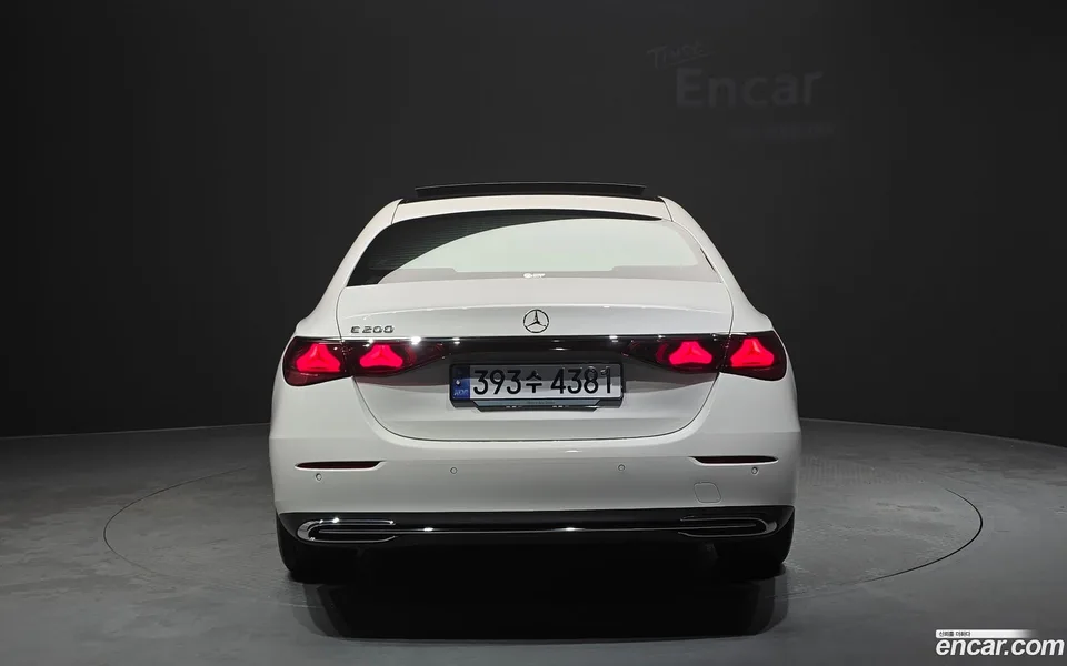 Mercedes-Benz E-Class E200 2024 — thumbnail 4