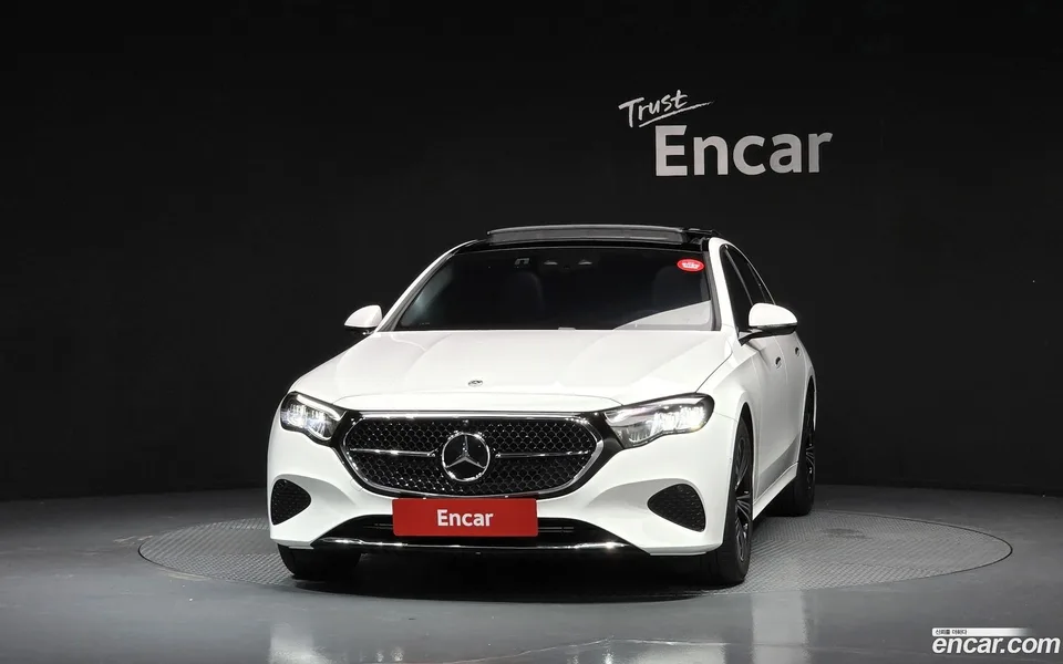Mercedes-Benz E-Class E200 2024 — thumbnail 3