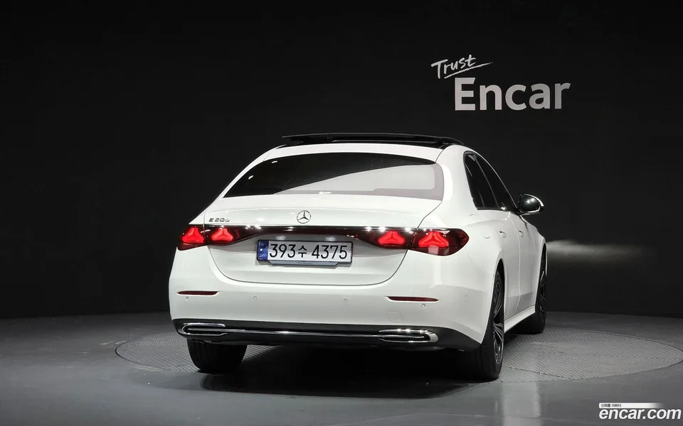Mercedes-Benz E-Class E200 2024 — thumbnail 4