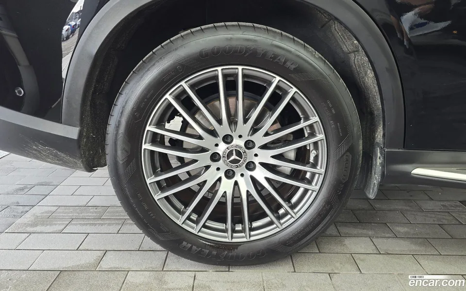 Mercedes-Benz GLC-Class GLC300 4MATIC 2025 — thumbnail 2