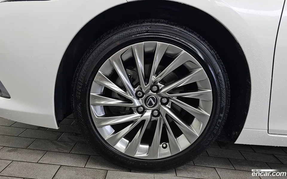 Lexus ES 300h 2023 — thumbnail 2