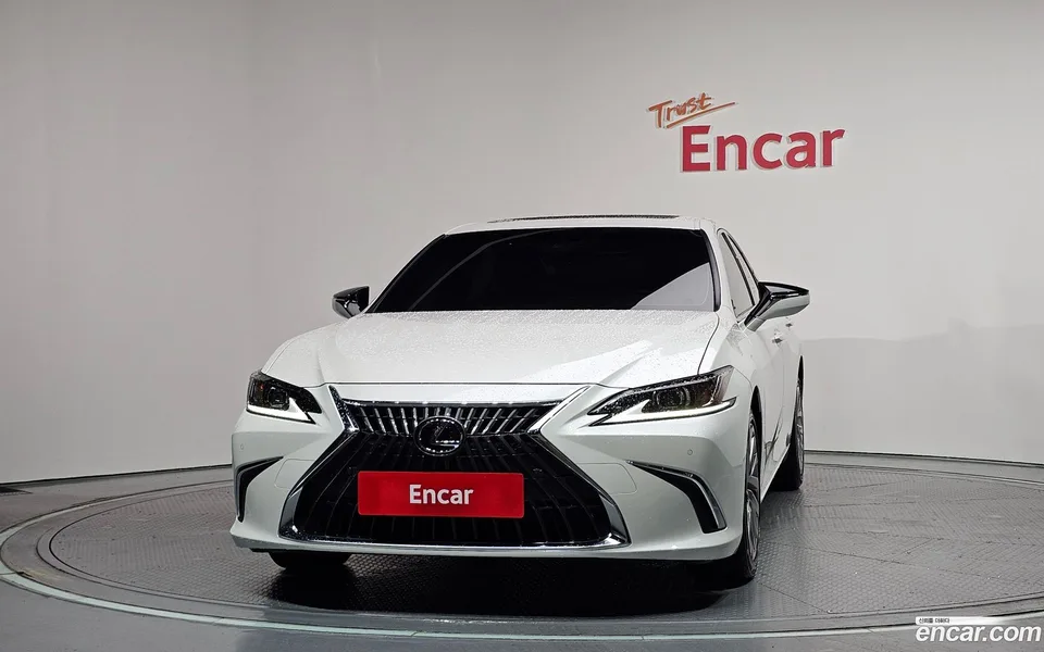 Lexus ES 300h 2023 — thumbnail 3