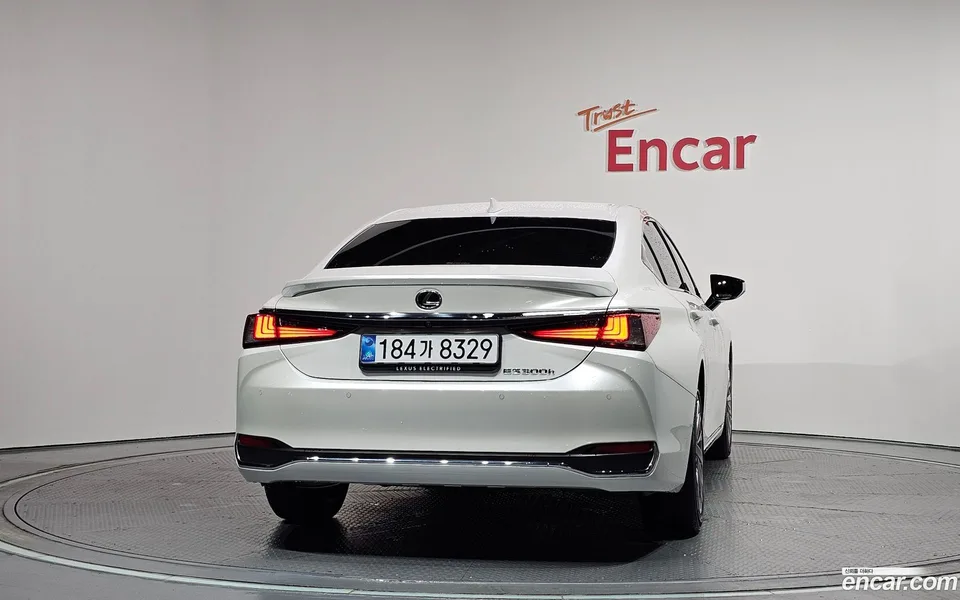 Lexus ES 300h 2023 — thumbnail 4
