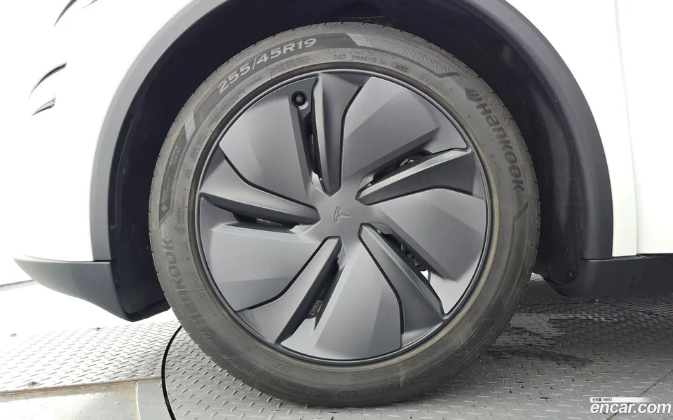 Tesla Model Y RWD 2025 — thumbnail 5