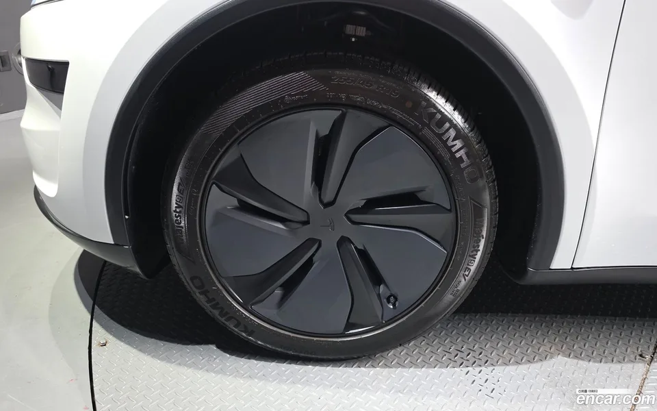 Tesla Model Y RWD 2025 — thumbnail 2