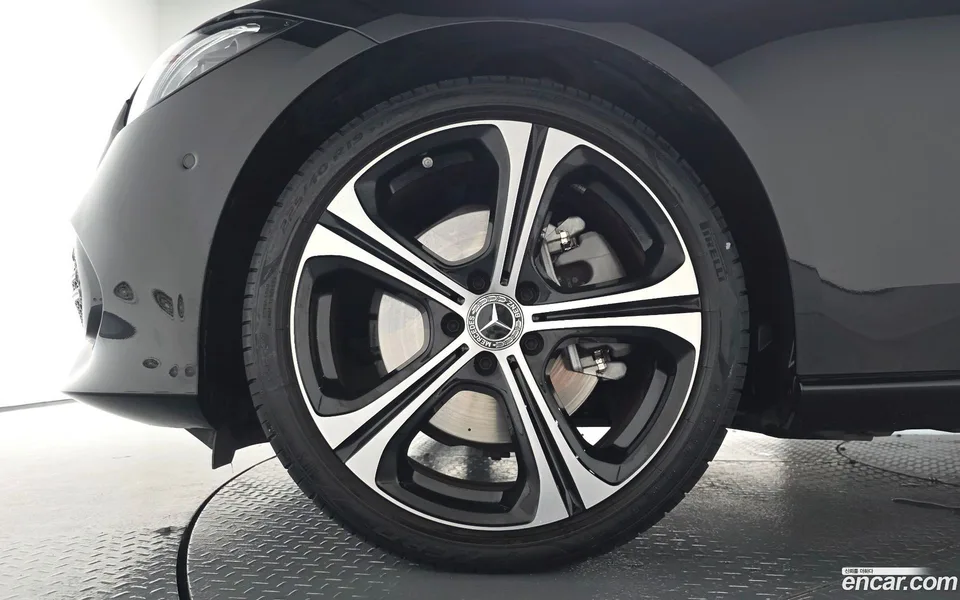 Mercedes-Benz C-Class C300 4MATIC 2023 — thumbnail 2