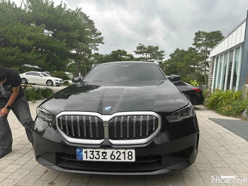 BMW 5 Series 520i 2025 — миниатюра 3
