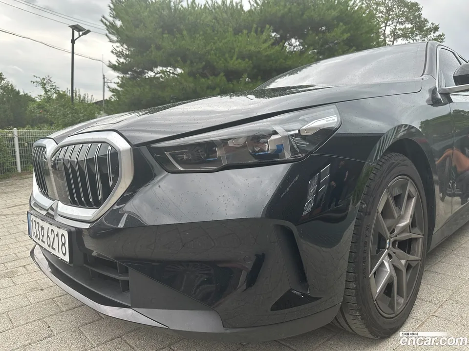 BMW 5 Series 520i 2025 — фото 1, купить с доставкой в Москву