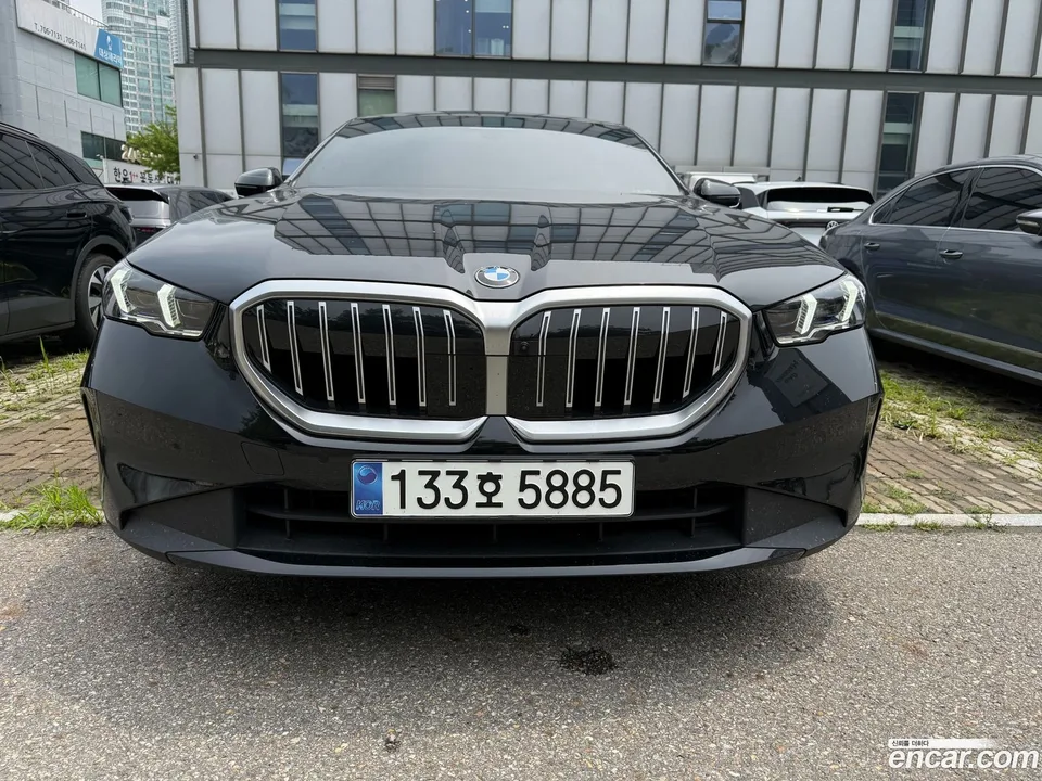 BMW 5 Series 520i 2025 — миниатюра 3