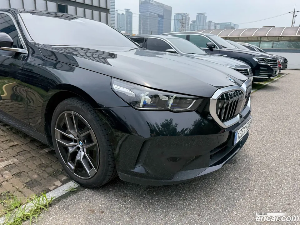 BMW 5 Series 520i 2025 — фото 1, купить с доставкой в Москву