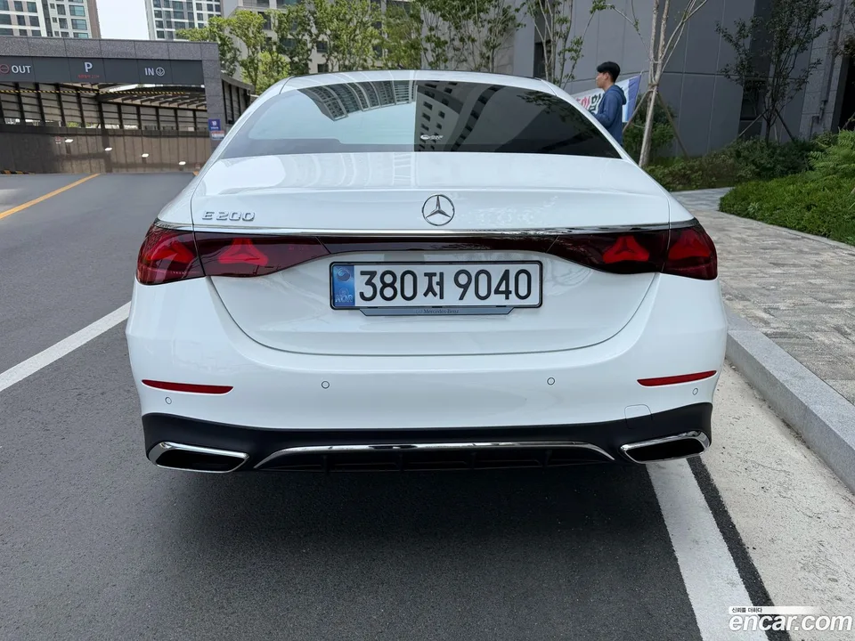 Mercedes-Benz E-Class E200 AMG Line 2026 — thumbnail 4
