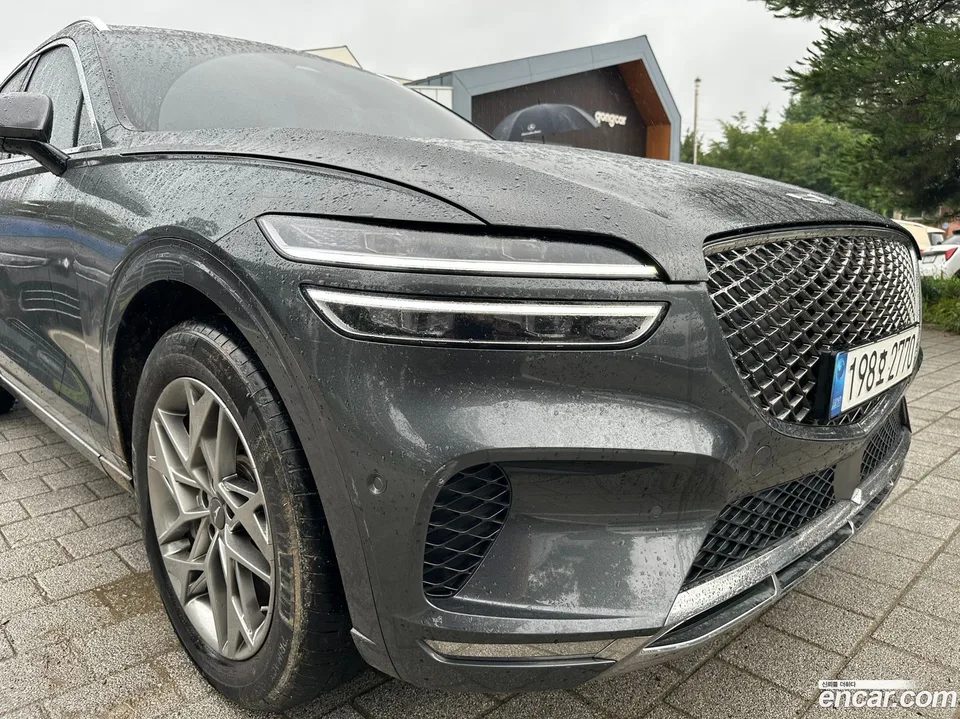 Genesis GV70 2.5T 2WD 2023 — photo 1, buy with delivery to Moscow