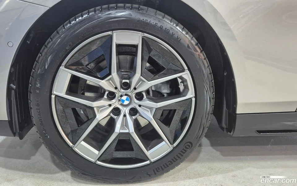 BMW 5 Series 523d 2025 — thumbnail 2