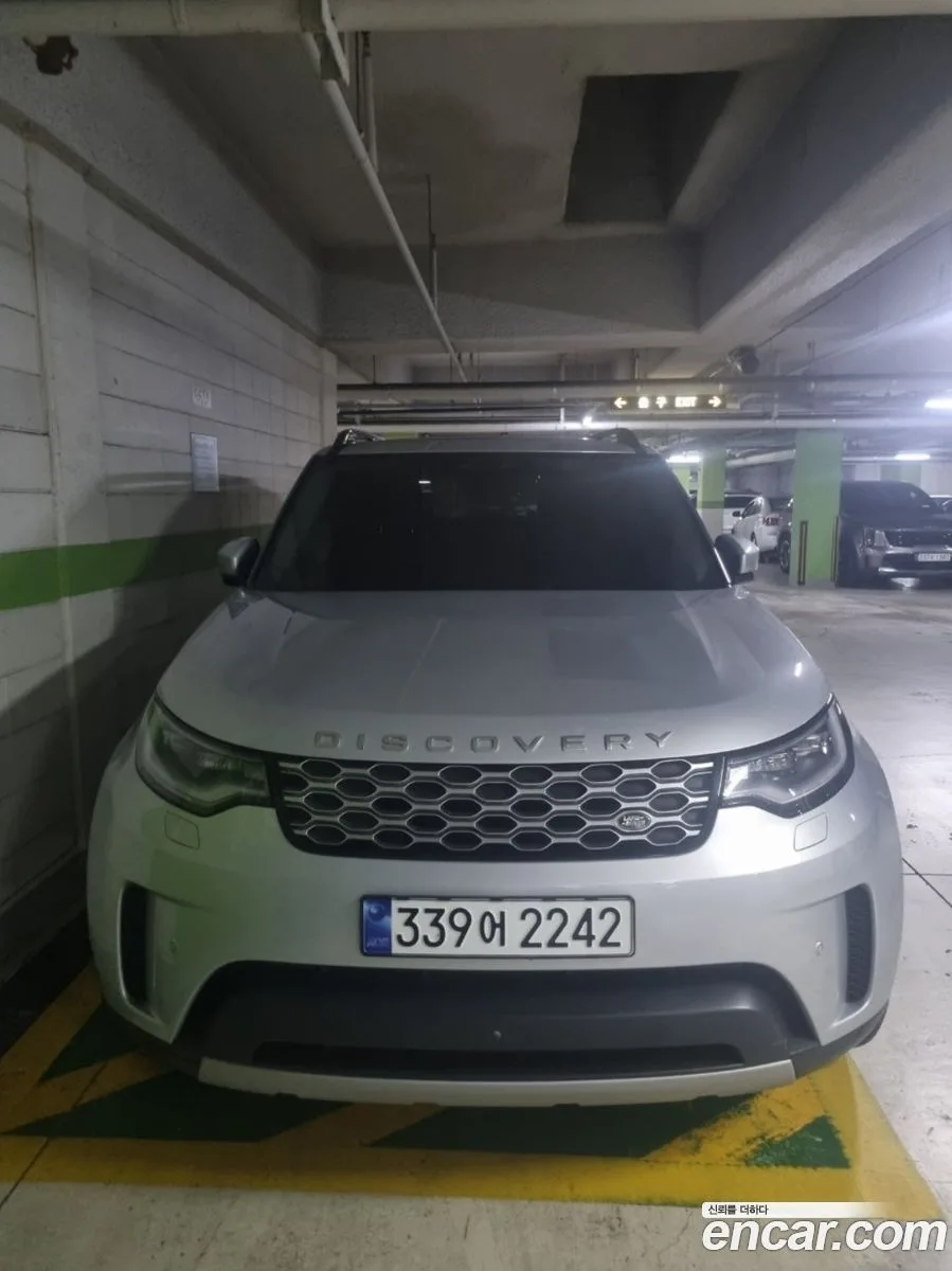 Land Rover Discovery 2.0 P300 SE 2023 — photo 1, buy with delivery to Moscow