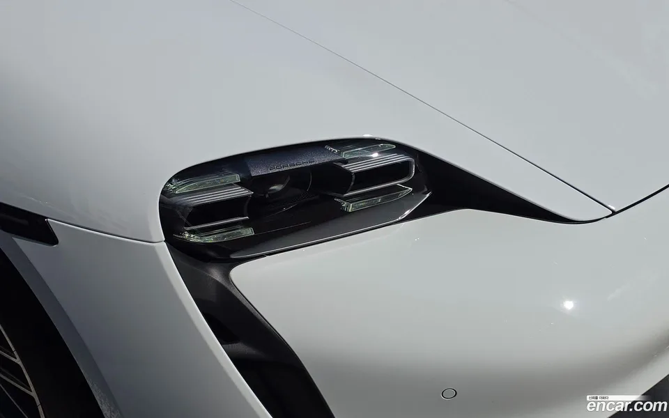 Porsche Taycan 2023 — thumbnail 3