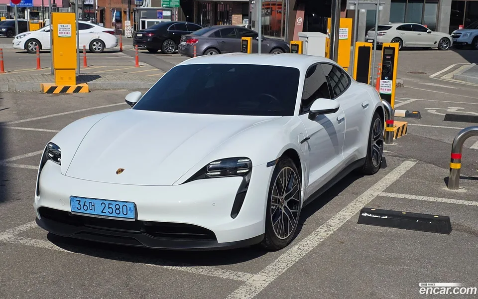 Porsche Taycan 2023 — photo 1, buy with delivery to Moscow