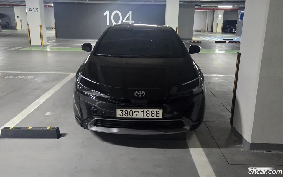 Toyota Prius 2.0 XLE 2024 — фото 1, купить с доставкой в Москву