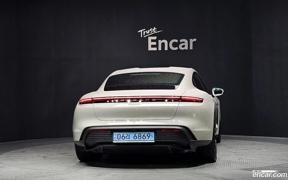 Porsche Taycan 2023 — thumbnail 4