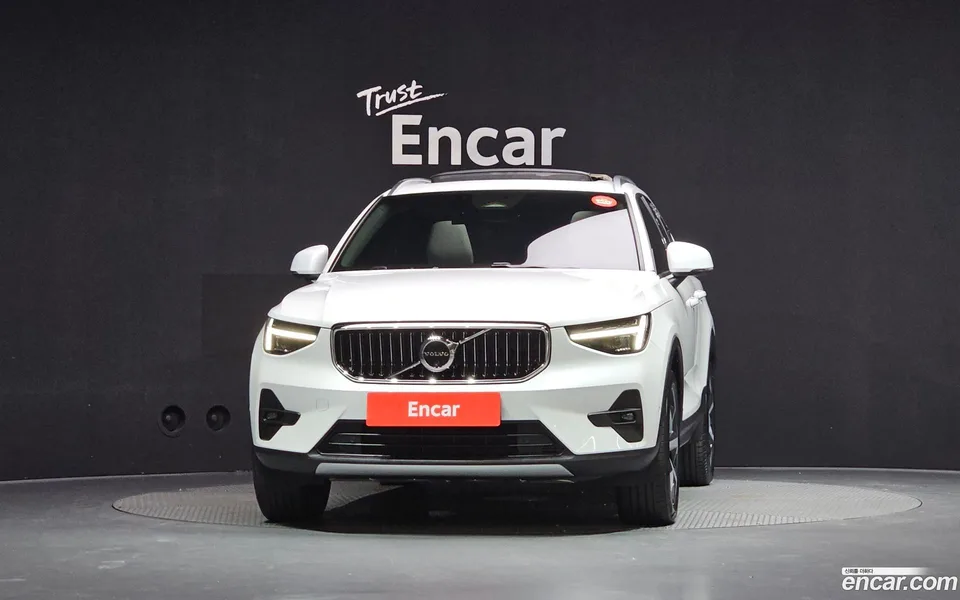 Volvo XC40 B4 2024 — thumbnail 3