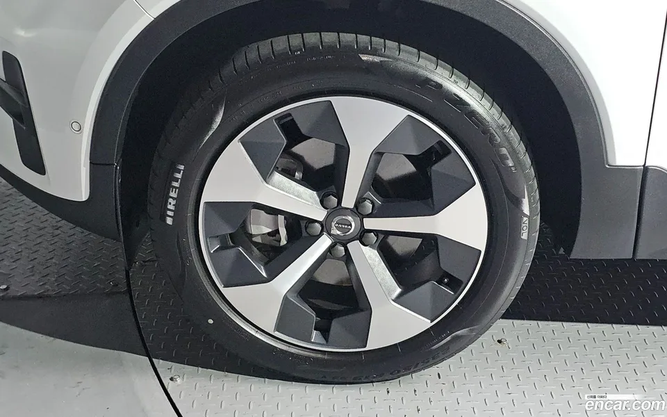 Volvo XC40 B4 2024 — thumbnail 5