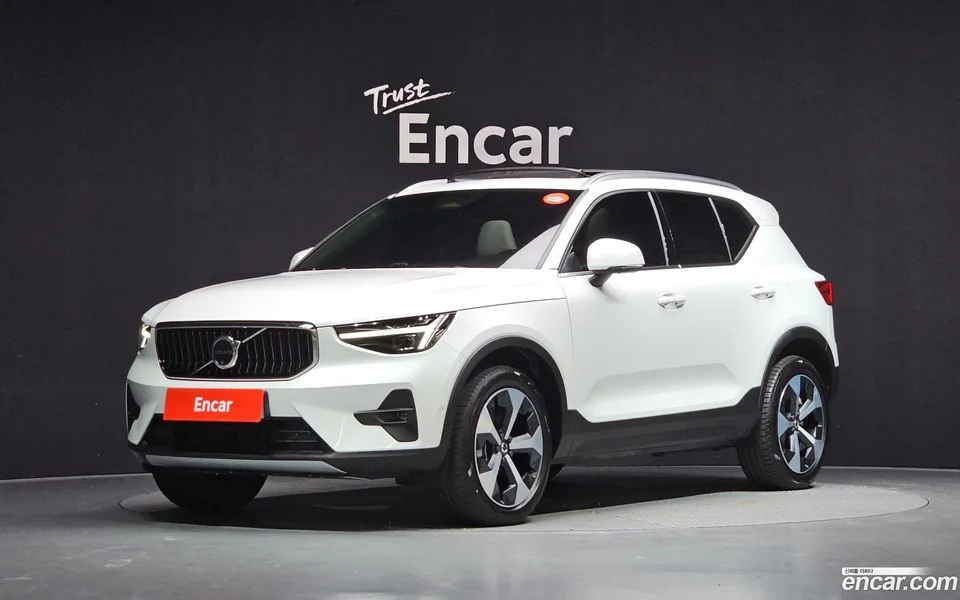 Volvo XC40 B4 2024 — photo 1, buy with delivery to Moscow