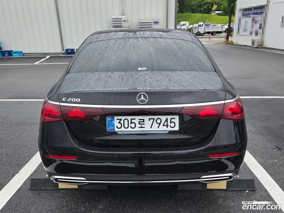 Mercedes-Benz E-Class E200 2025 — thumbnail 3