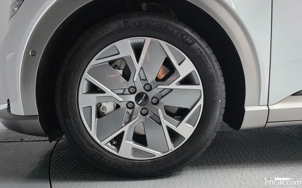 Genesis GV60 AWD 2023 — thumbnail 2