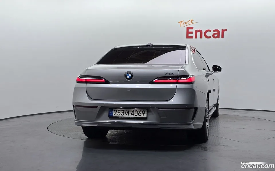 BMW 7 Series 740i sDrive 2023 — thumbnail 4