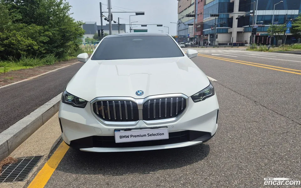 BMW 5 Series 530e 2026 — thumbnail 3