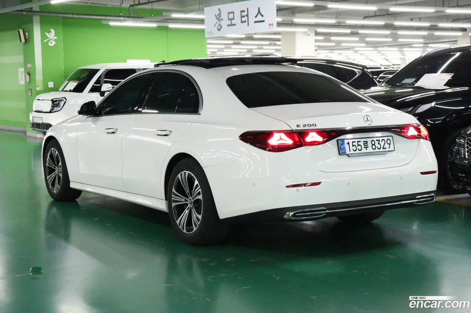 Mercedes-Benz E-Class E200 2024 — thumbnail 2