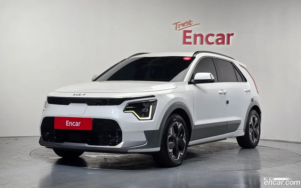 Kia Niro EV 2023 — photo 1, buy with delivery to Moscow